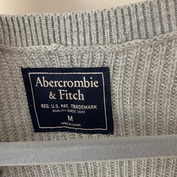 Abercrombie & Fitch women’s V-neck sweater - Picture 3 of 4